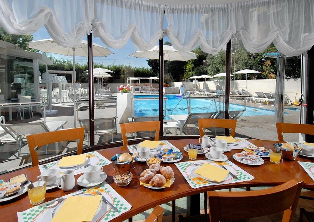 Hotel Pacific Cattolica Esterno foto